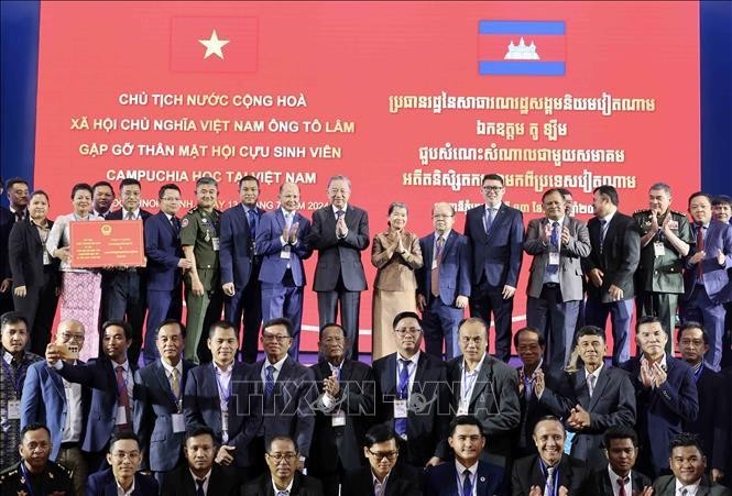 Le président Tô Lâm et des anciens élèves cambodgiens au Vietnam. Photo : VNA