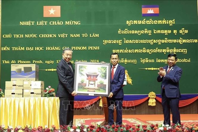 Le président Tô Lâm visite l'Université royale de Phnom Penh