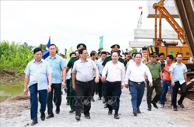 Le Premier ministre Pham Minh Chinh inspecte l'avancement de l'autoroute Châu Dôc-Cân Tho-Soc Trang. Photo : VNA.