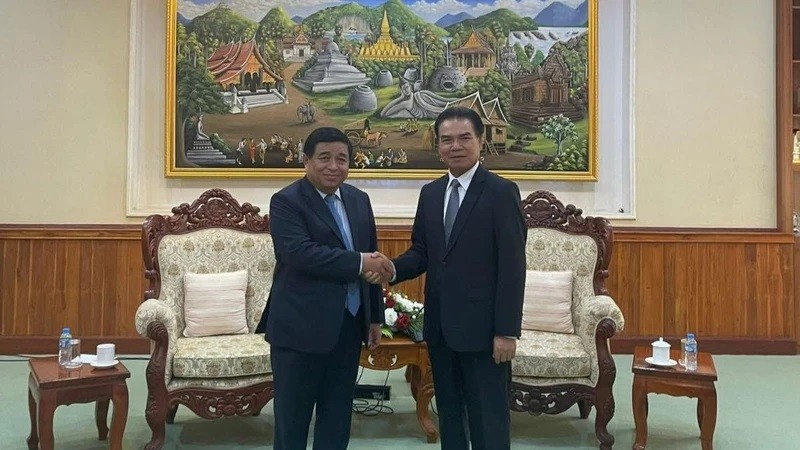 Le ministre du Plan et de l’Investissement, Nguyên Chi Dung, rencontre son homologue lao, Phet Phomphiphak. 