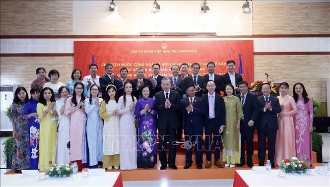 Le président Tô Lâm a rendu visite, samedi après-midi, 13 juillet, à l'ambassade du Vietnam au Cambodge. Photo ; VNA.