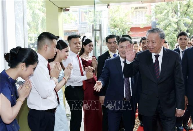 Le président Tô Lâm visite l'entreprise de télécommunications Metfone au Cambodge. Photo : VNA.