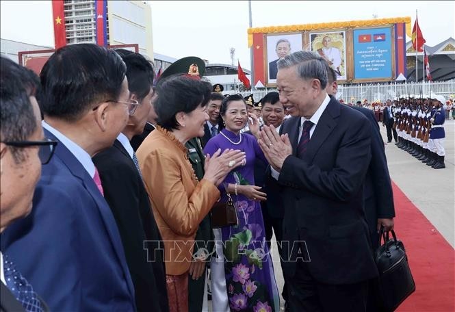 Le président Tô Lâm a quitté la capitale Phnom Penh dans l'après-midi du 13 juillet, clôturant avec succès sa visite d'État au Cambodge. Photo : VNA.