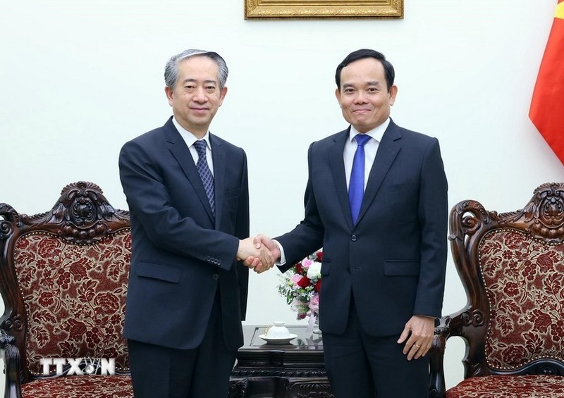 Le vice-Premier ministrre Tran Luu Quang (droite) et l'ambassadeur de Chine au Vietnam Xiong Bo. Photo : VNA.