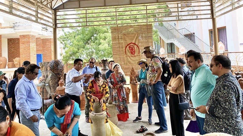 Une délégation de professionnels du tourisme indien en visite à Bàu Truc, un village de potiers dans la province de Ninh Thuân. Photo : NDEL.