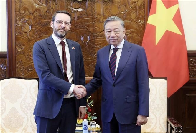 Le président vietnamien Tô Lâm (à droite) serre la main de l’ambassadeur du Royaume-Uni au Vietnam, Iain Frew, à Hanoi, le 17 juillet. Photo : VNA.