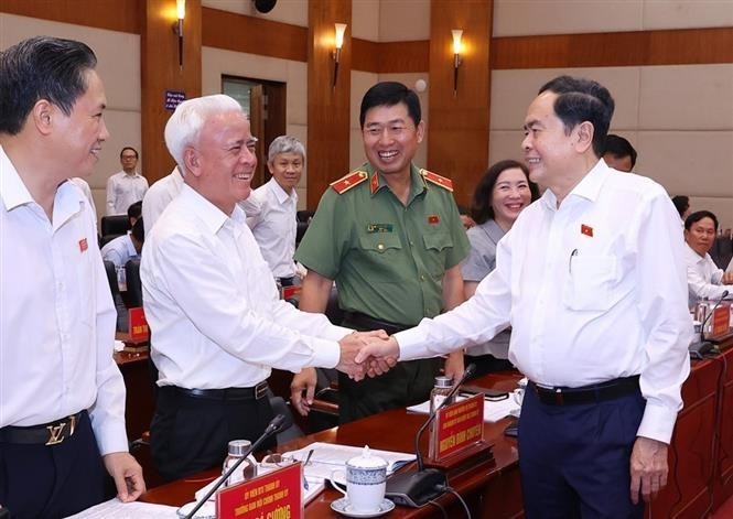 Le président de l’Assemblée nationale, Trân Thanh Mân (à droite) lors de la séance de travail avec comité du Parti de la ville de Hai Phong. Photo : VNA.