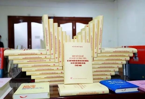 Livre « Quelques questions théoriques et pratiques sur le socialisme et la voie vers le socialisme » du secrétaire général Nguyên Phu Trong. Photo : VNA.