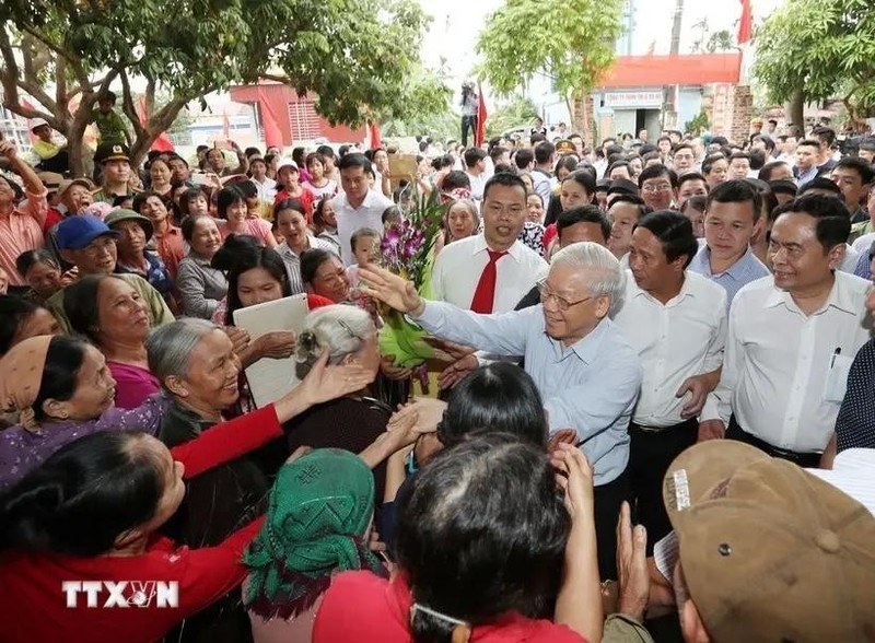 Le secrétaire général Nguyên Phu Trong et des habitants de la commune de Vinh Quang, district de Vinh Bao, ville de Hai Phong, à l'occasion de la Fête de la grande union nationale, le 15 novembre 2017. Photo : VNA.