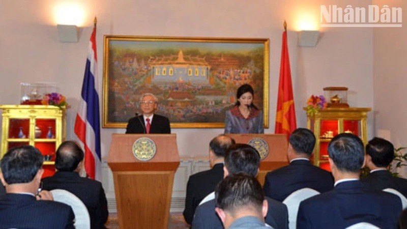 Lors de sa visite officielle en Thaïlande du 25 au 27 juin 2013, le secrétaire général Nguyên Phu Trong a élevé les relations Vietnam-Thaïlande au niveau de partenaire stratégique. Photo : Xuan Son. 