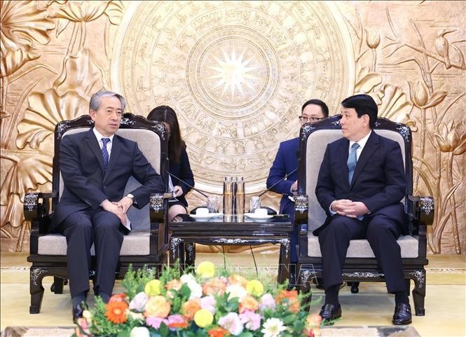 Le membre du Bureau politique, permanent du Secrétariat du Comité central du Parti communiste du Vietnam (PCV) Luong Cuong (droite) et l'ambassadeur de Chine Xiong Bo. Photo : VNA.