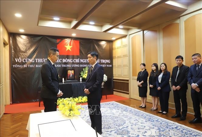 Le ministre thaïlandais des Affaires étrangères, Maris Sangiampongsa (gauche) s'est rendu mardi 23 juillet, à l'ambassade du Vietnam en Thaïlande pour exprimer ses condoléances face au décès du secrétaire général du Parti communiste vietnamien Nguyên Phu Trong. Photo : VNA.