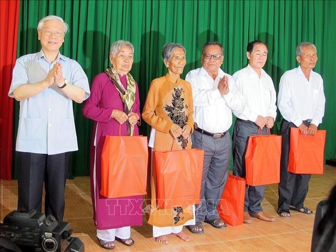 Le secrétaire général Nguyên Phu Trong a offert des cadeaux aux familles méritantes du mouvement de la Nouvelle ruralité de Ngoc To, district de My Xuyen, lors de sa visite à Soc Trang en mars 2015. Photo : VNA.