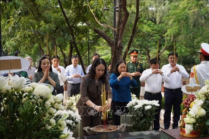 La vice-présidente vietnamienne Vo Thi Anh Xuan rend hommage aux martyrs de Con Dao. Photo : VNA.