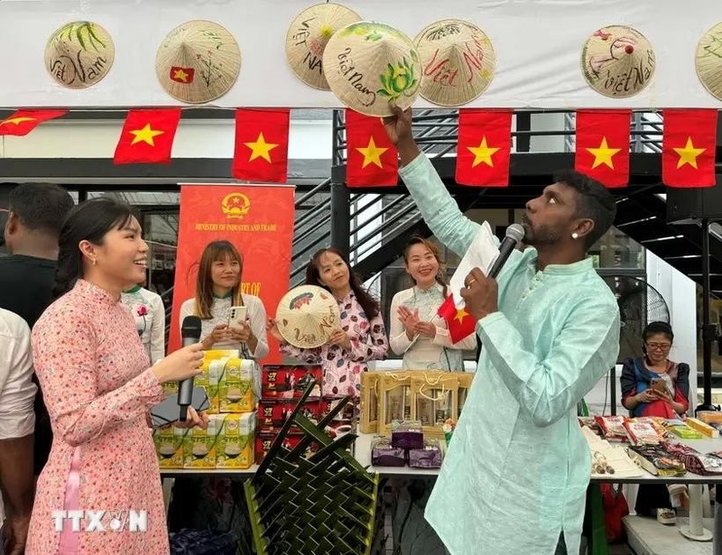 Le chapeau conique du Vietnam lors de l'événement. Photo : VNA.