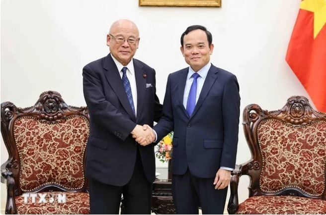 Le vice-Premier ministre Trân Luu Quang (à droite) et le conseiller spécial de l’Alliance d’amitié parlementaire Japon-Vietnam, Takebe Tsutomu, à Hanoi, le 22 juillet. Photo : VNA.