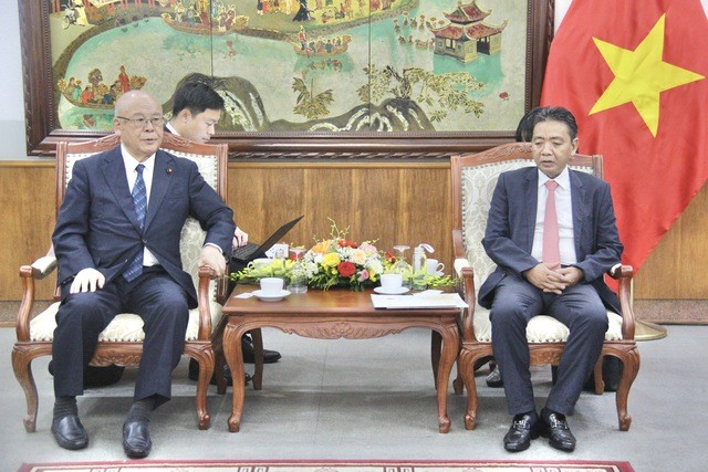 Le vice-ministre de la Culture, des Sports et du Tourisme, Hoàng Dao Cuong, a eu mardi une réunion avec le conseiller spécial de l’Union des Parlementaires d’Amitié Japon-Vietnam, Takebe Tsutomu. Photo : toquoc.