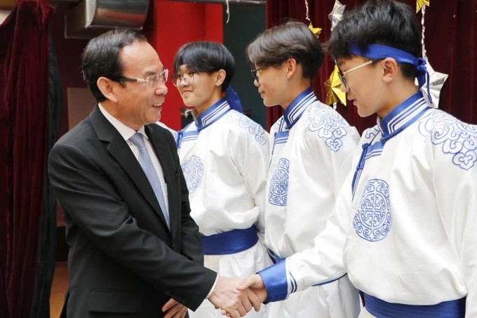 Le 3 juillet 2024, le secrétaire du Comité du Parti de Hô Chi Minh-Ville, Nguyen Van Nen, a rencontré des élèves de l’école Hô Chi Minh en Mongolie. Photo : SGGP.