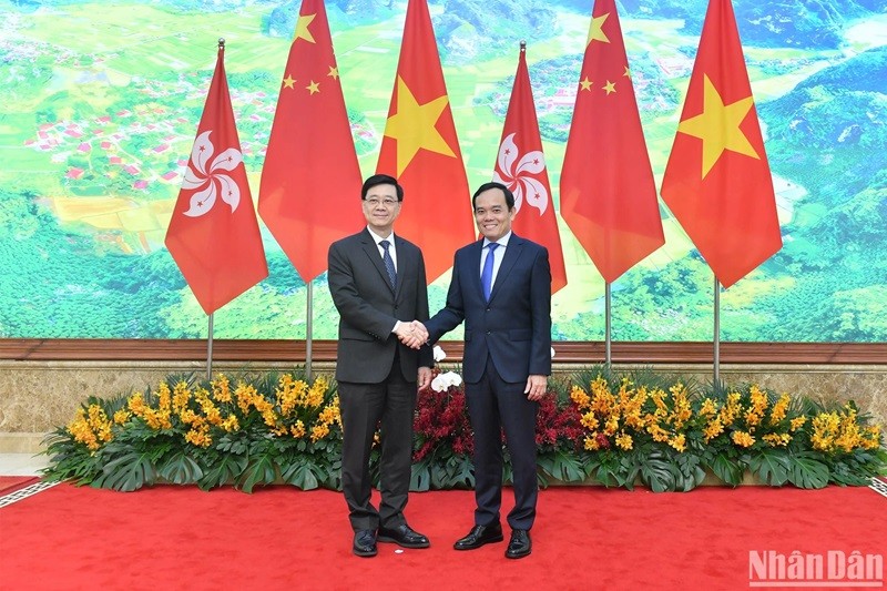 Le vice-Premier ministre Tran Luu Quang (droite) et le chef de l'exécutif de la région administrative spéciale de Hong Kong (Chine), John Lee Ka-chiu, le 1er août à Hanoï. Photo : NDEL.