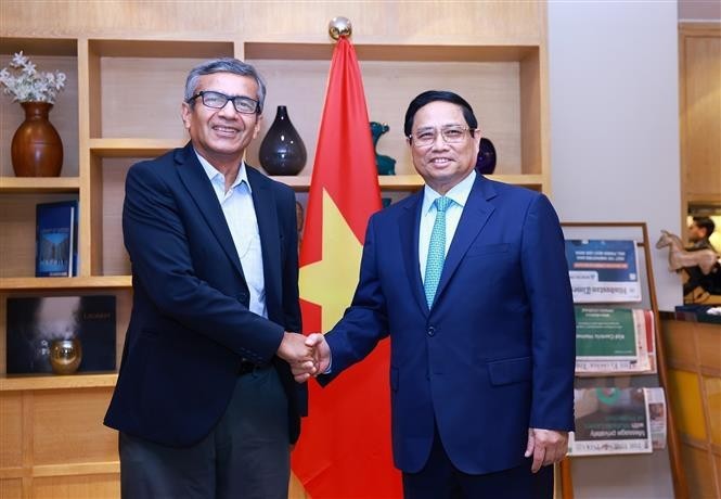 Le Premier ministre vietnamien Pham Minh Chinh (droite) et le président Rajesh Kumar Singh de la Société nationale indienne de développement du corridor industriel (NICDC). Photo : VNA.