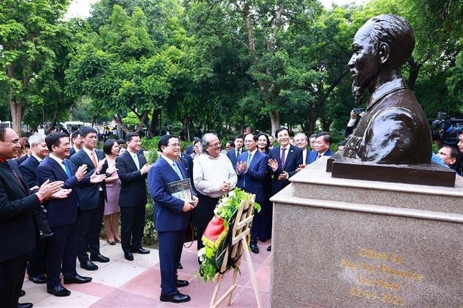 Le Premier ministre Pham Minh Chinh et sa suite sont allés le 31 juillet offrir des fleurs en commémoration au Président Hô Chi Minh devant sa statue au parc du G20 à New Delhi. Photo : VNA.