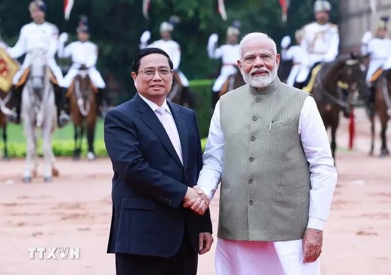 Le Premier ministre vietnamien Pham Minh Chinh (gauche) et son homologue indien Narendra Modi. Photo : VNA.