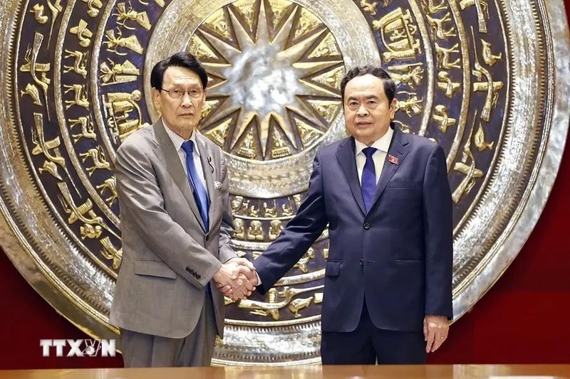 Le président de l'Assemblée nationale, Tran Thanh Man (droite) et Tokai Kisaburo, membre de la Chambre des représentants et président du Conseil de recherche sur les politiques du Parti libéral-démocrate (LDP) du Japon. Photo : VNA.