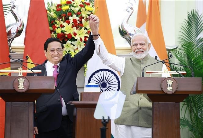 Le Premier ministre Pham Minh Chinh (à gauche) et son homologue indien Narendra Modi, à New Delhi, le 1er août. Photo : VNA.