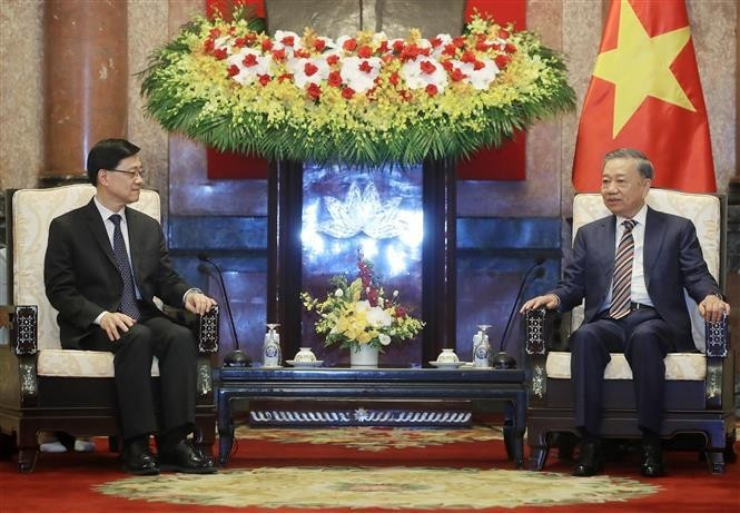 Le président Tô Lâm (à droite) et le chef de l’exécutif de la région administrative spéciale de Hong Kong, Lee Ka-chiu, à Hanoi, le 1er août. Photo : VNA.