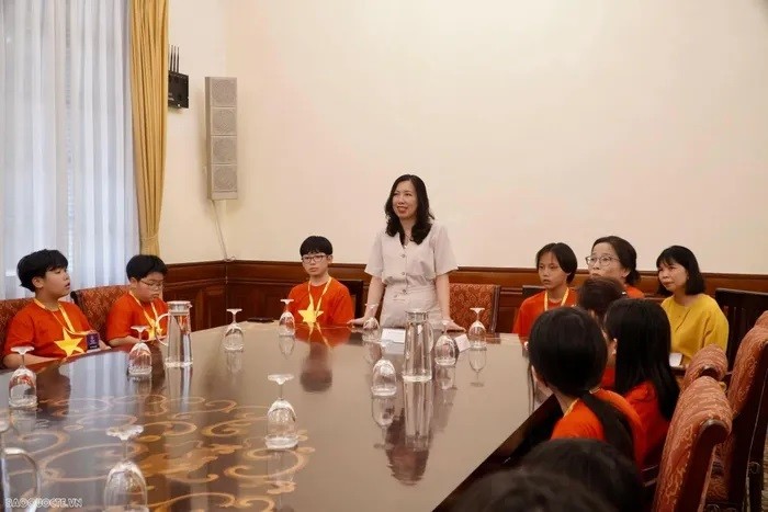 La vice-ministre des Affaires étrangères et présidente du Comité d’État chargé des Vietnamiens de l’étranger, Lê Thi Thu Hang, reçoit une délégation d’enfants et d’enseignants vietnamiens vivant en République de Corée en visite au Vietnam. Photo : baoquocte