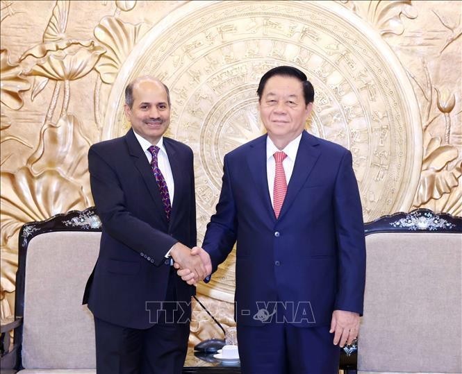 Nguyen Trong Nghia (droite), membre du Bureau politique, secrétaire du Comité central du Parti, président de la Commission de sensibilisation et d’éducation du Comité central du Parti, et l’ambassadeur indien, Sandeep Arya. Photo : VNA.