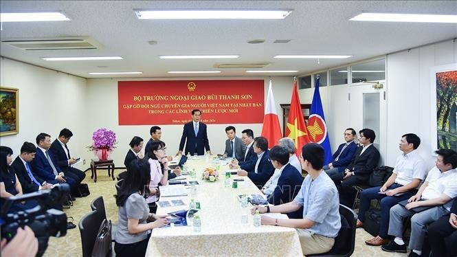 Le ministre des Affaires étrangères Bui Thanh Son à la rencontre des intellectuels vietnamiens au Japon. Photo : VNA.