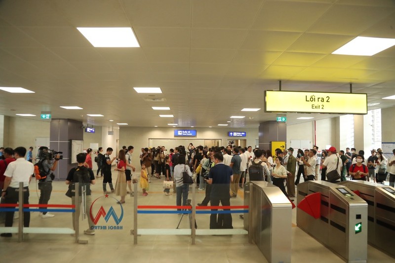 La station de Câu Giây est bondée à 8 heures du matin. Photo : KTDT.