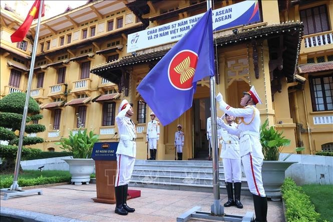 Cérémonie de levée du drapeau marquant le 57e anniversaire de l'ASEAN. Photo : VNA.