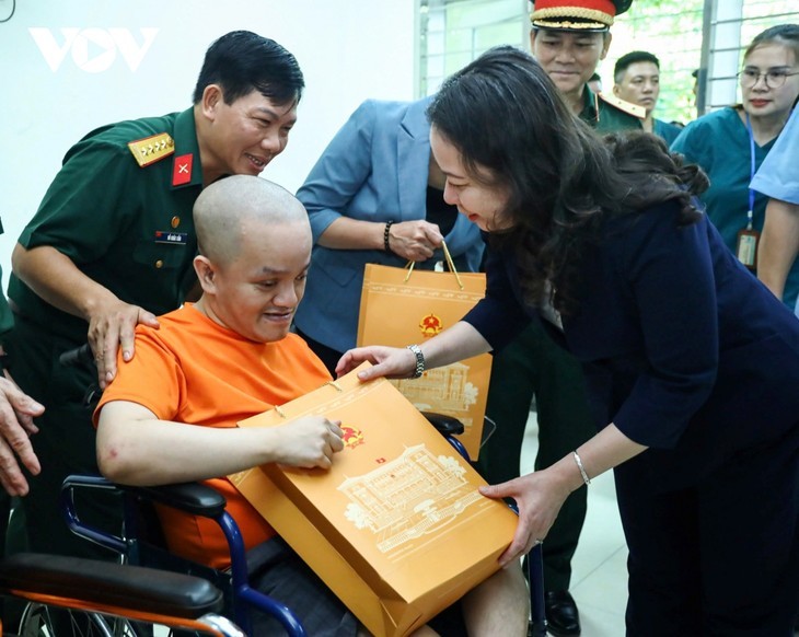 La vice-présidente Vo Thi Anh Xuan offre un cadeau à une victime du Centre de soins et de traitement des victimes de l’agent organe/dioxine de Hanoï. Photo : VOV.