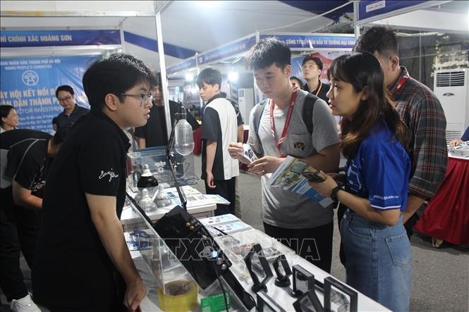 Des entreprises se connectent, promeuvent l’investissement et le commerce au Festival de connexion des entreprises de semi-conducteurs de Hanoi 2024. Photo : VNA.