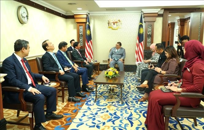 Le vice-président de l’Assemblée nationale du Vietnam, Nguyên Khac Dinh, travaille avec le président de la Chambre des représentants de Malaisie, Tan Sri Dato’ Johari Bin Abdul, à Kuala Lumpur, le 9 août. Photo : VNA.