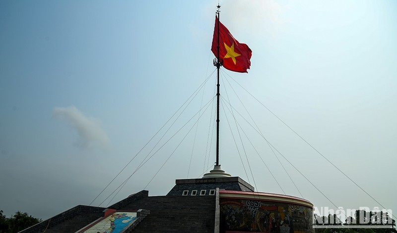 Le drapeau national placé sur la tour Hien Luong, au 17e parallèle. Photo : Thanh Dat.