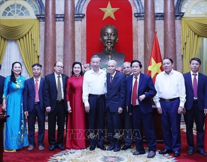 Le secrétaire général du Parti communiste du Vietnam (PCV) et président vietnamien, Tô Lâm (5e à partir de la gauche), et d'anciens cadres ayant servi le Président Hô Chi Minh pendant les années qu'il vivait et travaillait au Palais présidentiel à Hanoï, de 1954 à 1969. Photo : VNA.