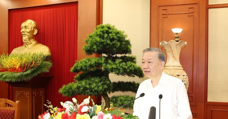 Le Secrétaire général du Parti et Président de la République Tô Lâm s’exprime lors de la conférence de rencontre des dirigeants et des anciens dirigeants du Parti et de l’Etat, à Hanoi, le 15 août. Photo : VNA.