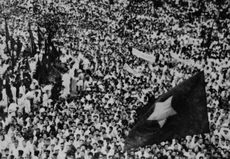 Le 19 août 1945, des dizaines de milliers de citoyens de la capitale ont assisté à un rassemblement sur la place de l’Opéra de Hanoï pour célébrer la victoire de la Révolution d’Août. Photo : Archives de la VNA.