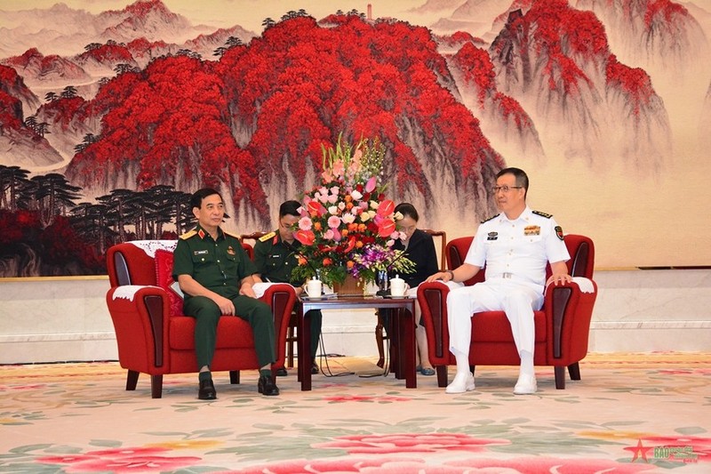 Le ministre vietnAMIEN de la Défense, le général Phan Van Giang, (gauche) et le ministre chinois de la Défense e général de corps d'armée Dong Jun. Photo : VNA.