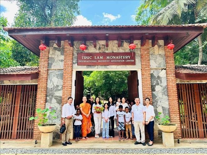 La délégation de l'ambassade du Vietnam devant le monastère zen Truc Lam à Kandy. Photo: VNA