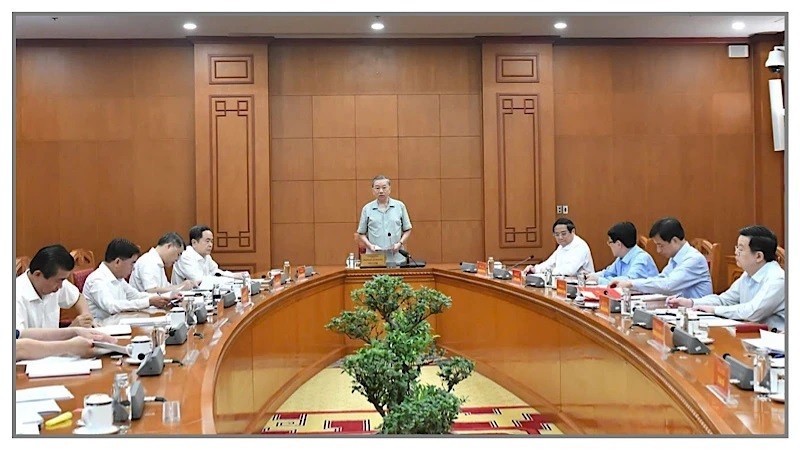 Le secrétaire général et président To Lam préside la 2e réunion du sous-comité du personnel du XIVe Congrès national du Parti. Photo : NDEL.