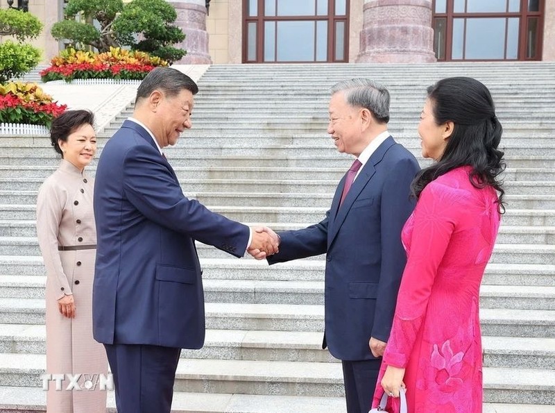 Le secrétaire général et président chinois, Xi Jinping, et son épouse, accueillent le secrétaire général et président To Lam et son épouse. 