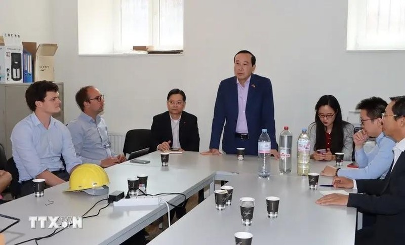 L'ambassadeur du Vietnam en Belgique Nguyen Van Thao à la rencontre avec des experts belges. Photo: VNA