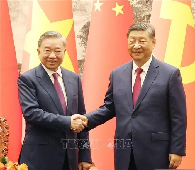 Le secrétaire général du Parti communiste du Vietnam (PCV) et président To Lam (gauche) et le secrétaire général du Parti communiste et président chinois Xi Jinping. Photo : VNA.