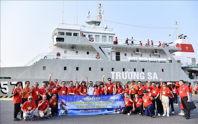 Une délégation des Vietnamiens résidant à l’étranger en visite au district insulaire de Truong Sa, le 23 avril 2023. Photo : VNA.