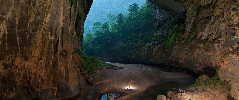 L’entrée de la plus grande grotte du monde, Son Doong. Photo : Lonely Planet .