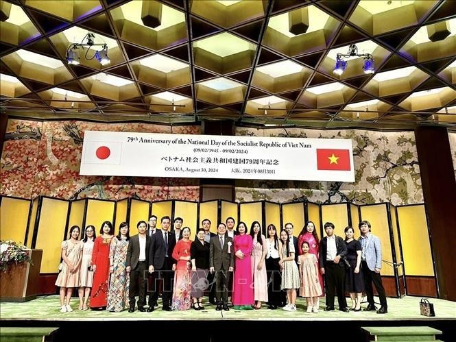 Le Consulat général du Vietnam à Osaka a pris des photos souvenirs lors de la cérémonie. Photo : VNA.